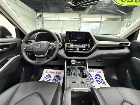 Used 2026 Toyota Highlander XLE image 12
