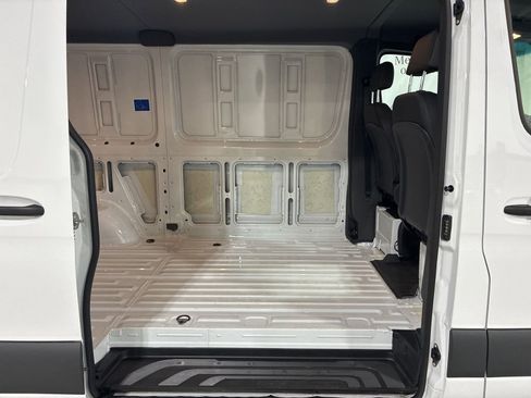 Used 2025 Mercedes-Benz Sprinter 2500 image 5