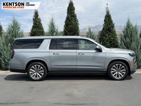 Used 2025 Chevrolet Suburban High Country AWD/4WD image 9