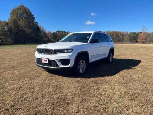 Used 2024 Jeep Grand Cherokee Laredo image 3