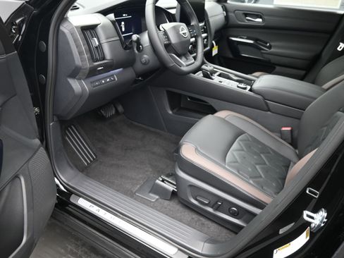 New 2026 Nissan Pathfinder Platinum AWD/4WD image 12