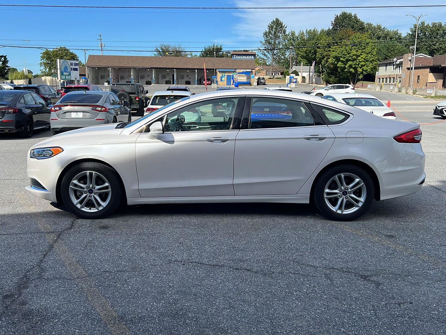 Used 2018 Ford Fusion SE w/ Fusion SE Technology Package FWD image 2