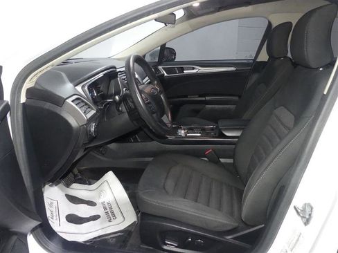Used 2017 Ford Fusion SE w/ Fusion SE Technology Package image 19