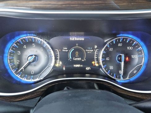 Used 2023 Chrysler Pacifica Limited AWD/4WD image 31