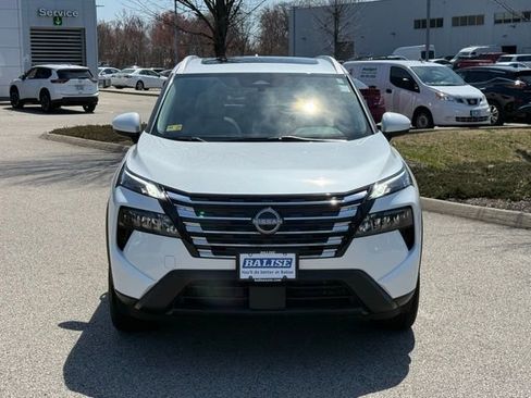 Used 2024 Nissan Rogue SV w/ SV Premium Package image 2