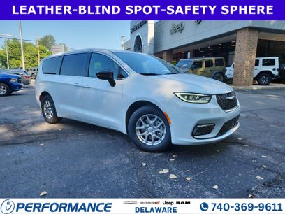 New 2026 Chrysler Pacifica Select