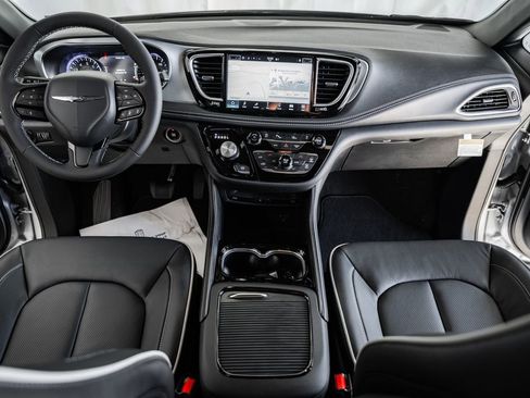 New 2026 Chrysler Pacifica Limited image 19