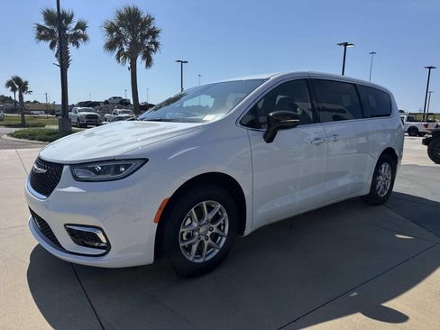 New 2026 Chrysler Pacifica Select FWD image 3
