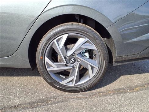 Certified 2025 Hyundai Elantra SEL image 6