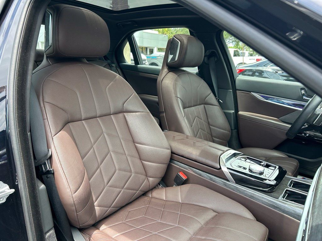 Used 2025 BMW 740i RWD image 42