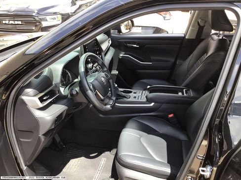 Used 2022 Toyota Highlander XLE AWD/4WD image 8