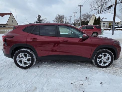 Used 2024 Chevrolet Trax LS w/ LS Convenience Package FWD image 9