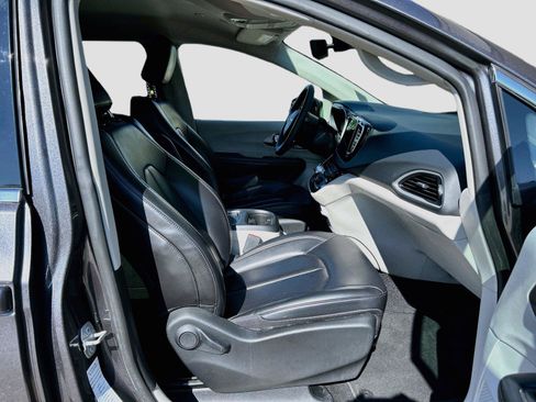 Used 2023 Chrysler Pacifica Touring-L FWD image 17