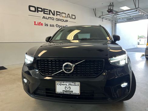 Used 2023 Volvo XC40 B5 Plus w/ Climate Package AWD/4WD image 2