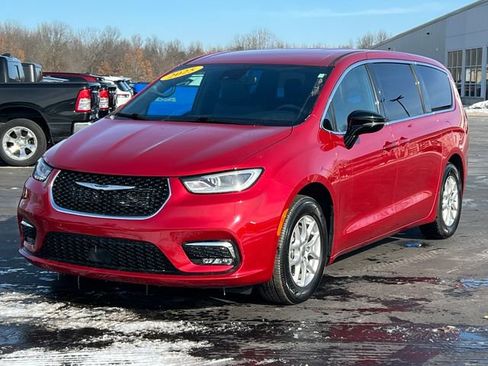 Used 2025 Chrysler Pacifica Select image 46