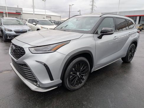 Used 2024 Toyota Highlander XSE image 3