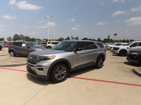 Used 2022 Ford Explorer XLT w/ Equipment Group 202A RWD image 2