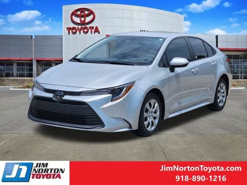 Used 2025 Toyota Corolla LE FWD image 3