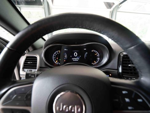 Used 2021 Jeep Grand Cherokee Laredo X AWD/4WD image 14