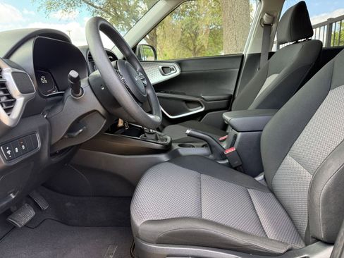 Used 2025 Kia Soul LX w/ LX Technology Package FWD image 27