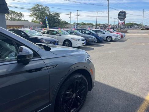 Used 2022 Volkswagen Tiguan SE R-Line image 18