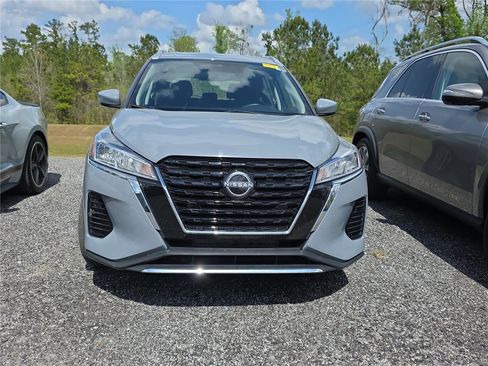 Used 2023 Nissan Kicks SV image 3