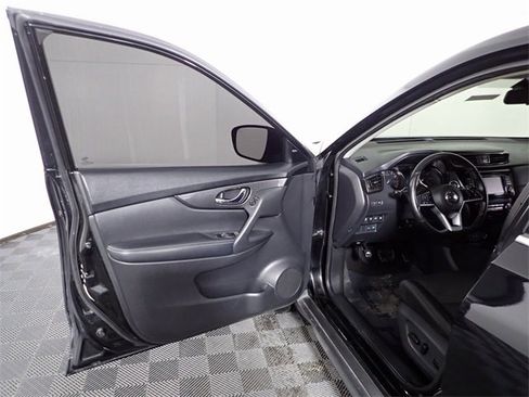 Used 2020 Nissan Rogue SV image 23