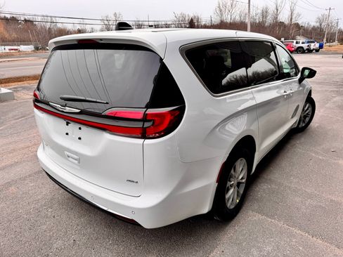New 2026 Chrysler Pacifica Select image 5