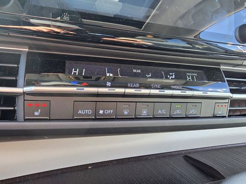 Used 2024 Toyota Sienna XLE image 19