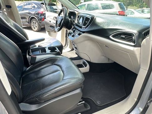 Used 2019 Chrysler Pacifica Touring-L FWD image 34