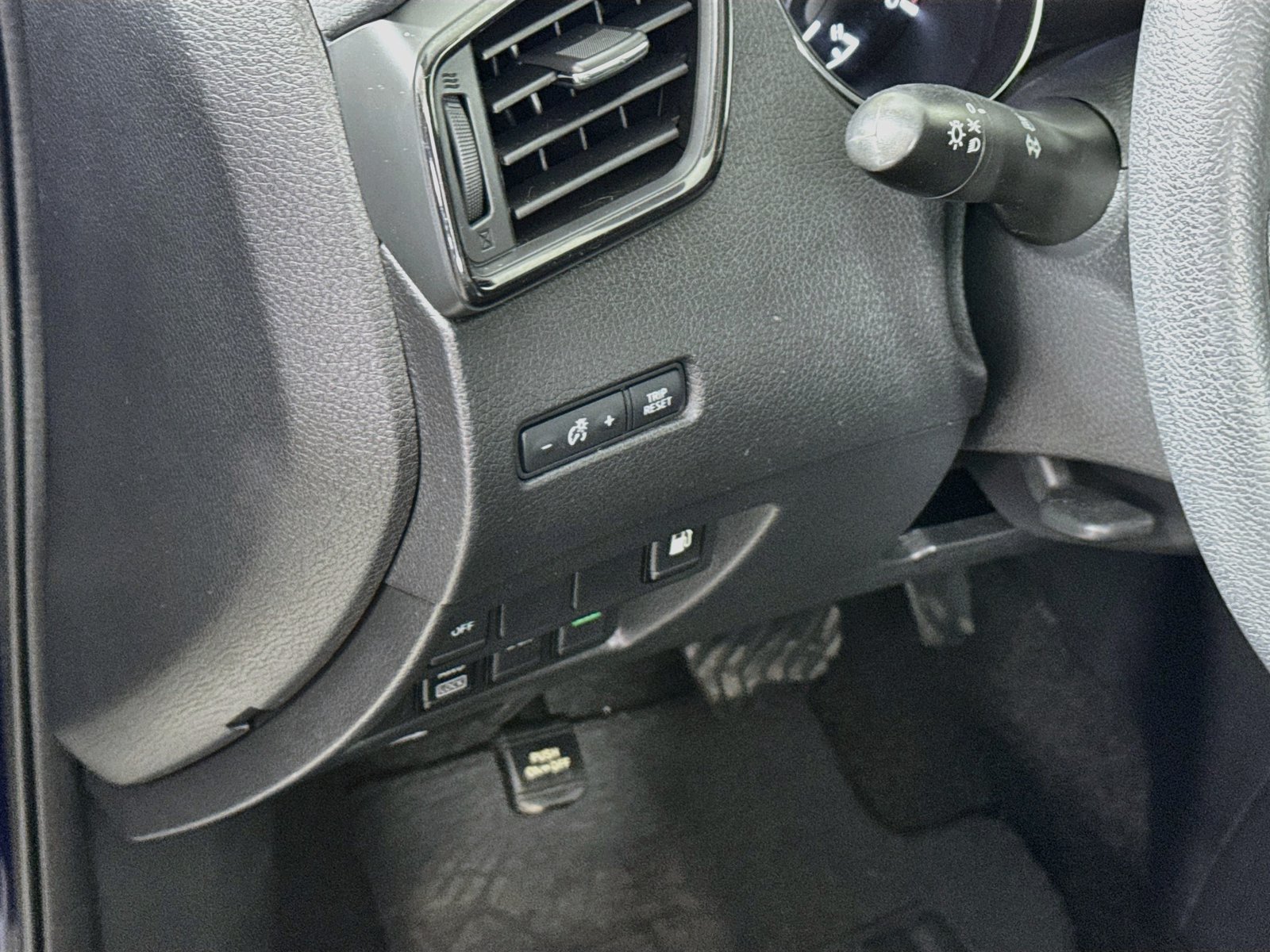 Used 2018 Nissan Rogue S AWD/4WD image 13