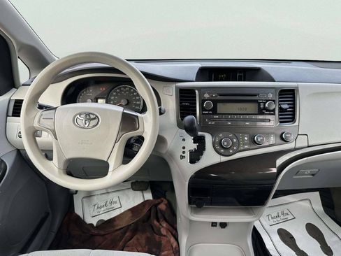 Used 2014 Toyota Sienna L FWD image 16