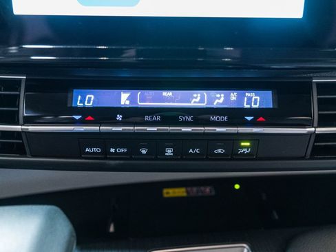 Certified 2025 Toyota Sienna LE FWD image 27
