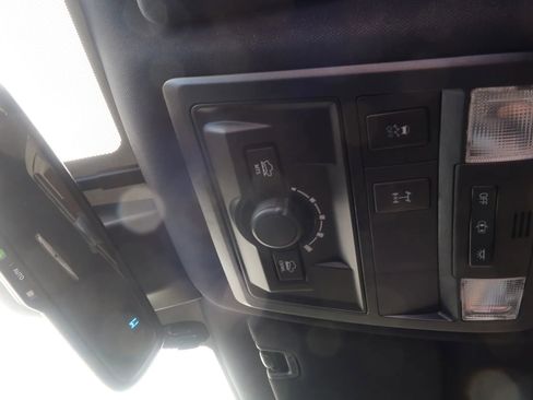 Used 2018 Toyota Tacoma TRD Off-Road AWD/4WD image 34