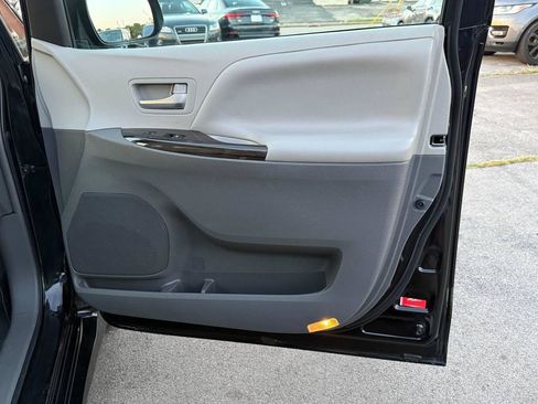 Used 2019 Toyota Sienna XLE FWD image 20