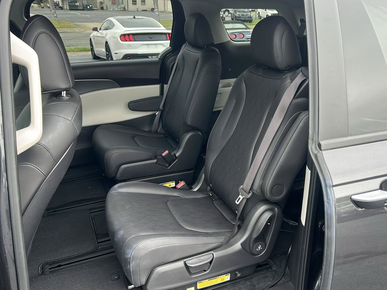 Used 2024 Kia Carnival LX FWD image 10