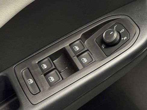 New 2025 Volkswagen Taos SE image 15