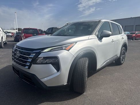 Used 2024 Nissan Rogue SV image 6