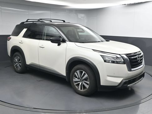 Used 2023 Nissan Pathfinder SL AWD/4WD image 1