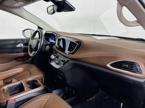 Used 2017 Chrysler Pacifica Limited FWD image 30