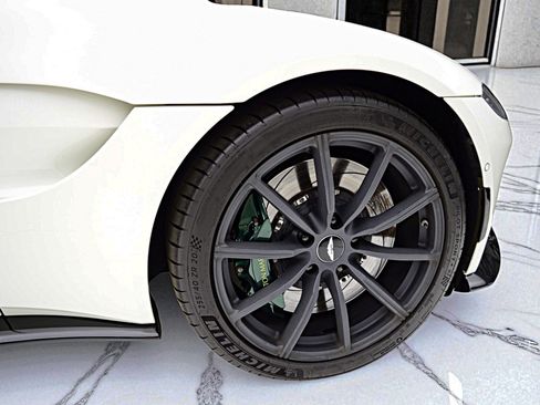 Used 2019 Aston Martin V8 Vantage Coupe image 16