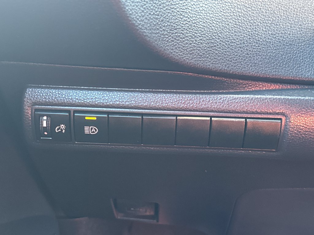 Used 2021 Toyota Corolla LE w/ LE Convenience Package FWD image 31