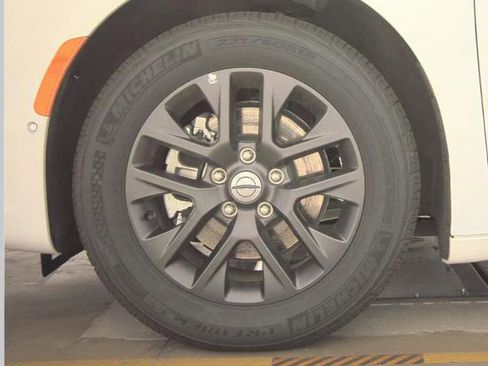 Used 2024 Chrysler Pacifica Limited w/ Uconnect Theater Family Group FWD image 20