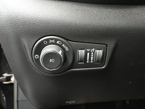 Used 2024 Jeep Compass Latitude w/ Convenience Group AWD/4WD image 32