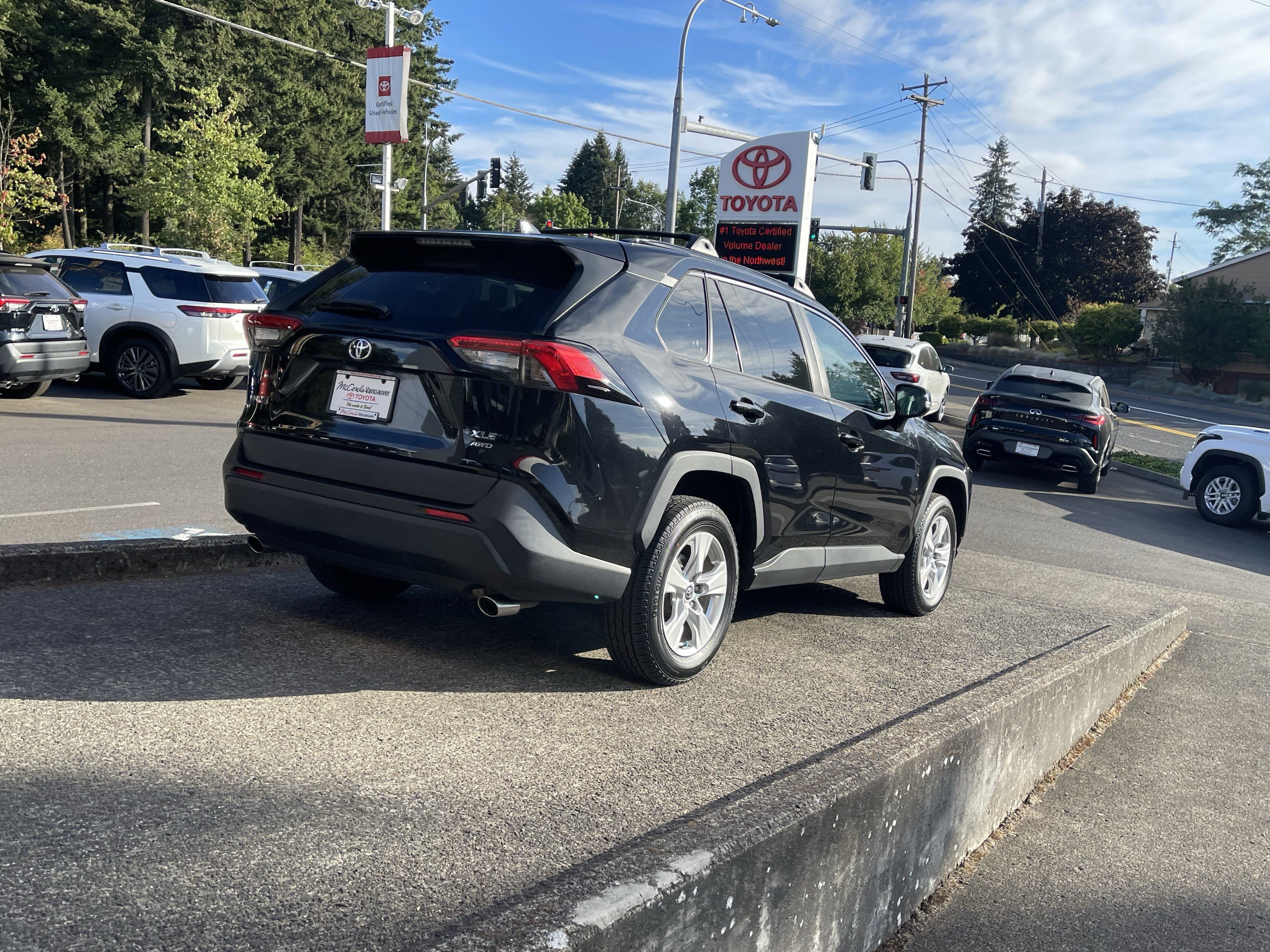 Certified 2021 Toyota RAV4 XLE w/ Convenience Package AWD/4WD image 9