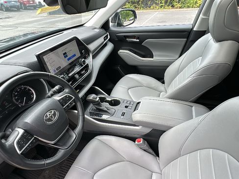 Used 2023 Toyota Highlander XLE FWD image 23