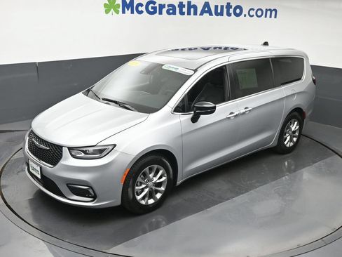 Used 2026 Chrysler Pacifica Limited FWD image 26