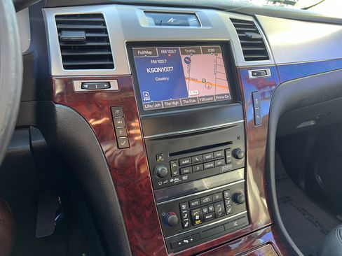 Used 2012 Cadillac Escalade Premium image 24