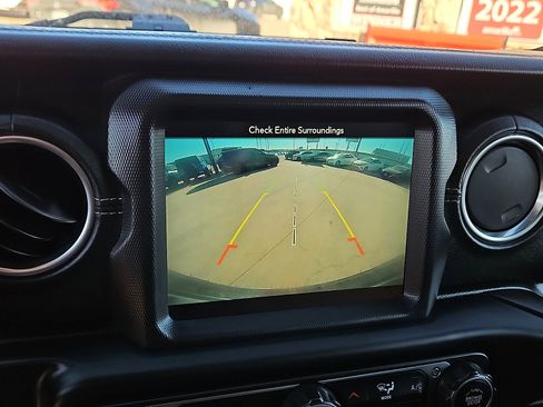 Used 2019 Jeep Wrangler Unlimited Sahara image 17