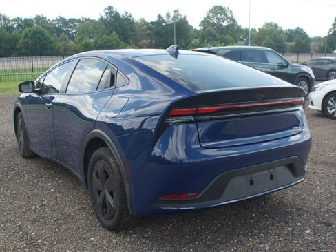 Used 2023 Toyota Prius LE FWD image 3